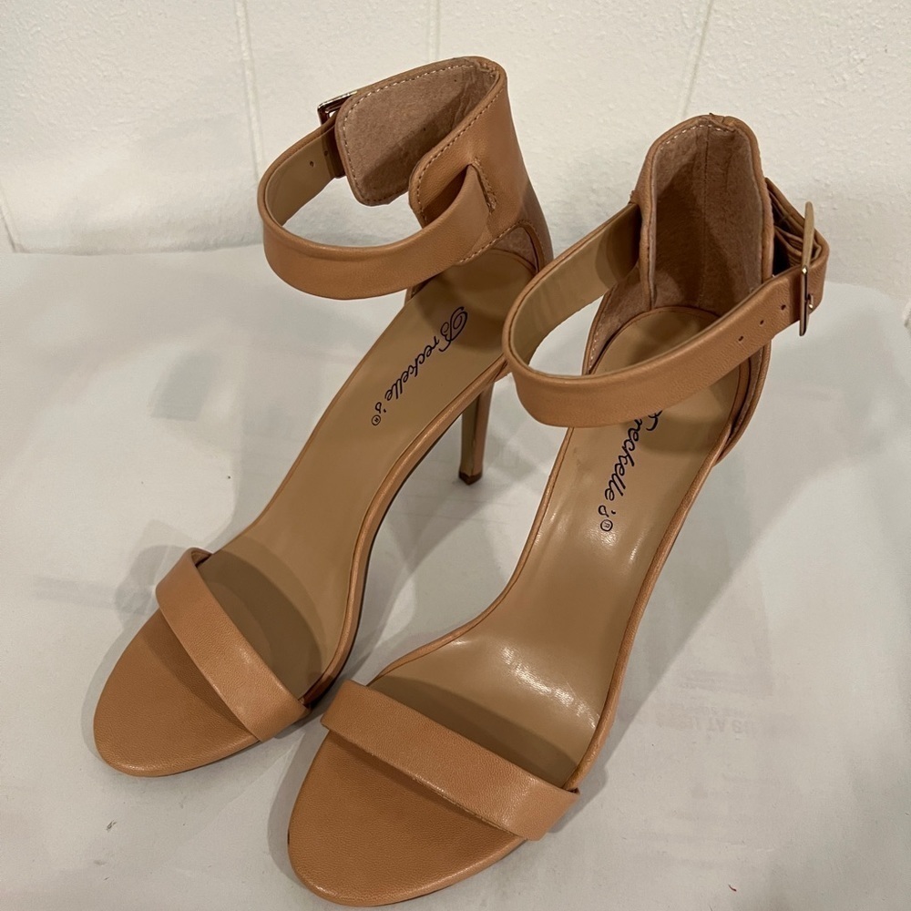 3/$25🎈Brecklles Sydney’s open toe single strap ankle strap stilettos sandals